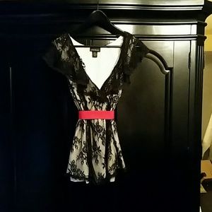 Sleeveless lace blouse.